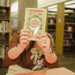Johanna Wagstaffe da CBC possui uma cópia do Almanaque do Antigo fazendeiro na Biblioteca Pública de Vancouver.