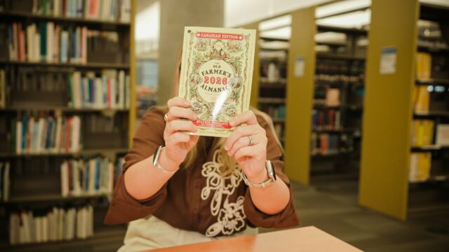 Johanna Wagstaffe da CBC possui uma cópia do Almanaque do Antigo fazendeiro na Biblioteca Pública de Vancouver.
