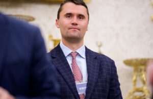 Esse é o buscador kozak? 5 pontos para entender sobre o Tiktoker político Quem é Charlie Kirk conhece o fundador do Turning Point USA tardio