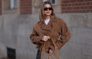 Esses 17 jaquetas de camurça chiques parecem seriamente desenvolvedores- todos abaixo de $ 50 PARIS, FRANCE - SEPTEMBER 06: Emy Venturini wears straight light brown hair with a middle part, brown gradient sunglasses by Prada, gold hoop earrings by Rabanne, layered necklaces, multiple bracelets, a navy blue bomber jacket by Burberry, a short ruffled black dress by Zara Studio, and dark green rubber rain boots by Hunter, during a street style fashion photo session, on September 06, 2025 in Paris, França. (Foto de Edward Berthelot/Getty Images)