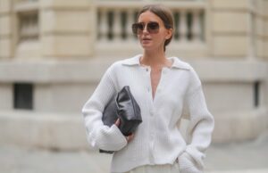 Esses 17 moletons de outono frouxos e ricos são 10 vezes muito mais intermediários do que os designs equipados Diane Batoukina usa óculos de sol pretos, uma camiseta preta, um casaco de couro brilhante marrom escuro, um cinto pequeno de couro preto e preto de couro de grão de grão de Hermes, calças grandes pretas, uma bolsa preta de couro brilhante e atemporal de Chanel, saltos de couro preto em parais em parais em parais em dia 262222222.