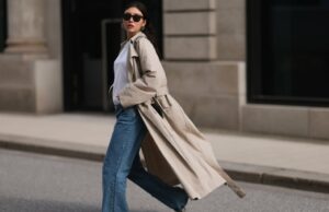 Esses casacos de trincheira abaixo de US $ 50 aumentarão imediatamente seu armário de outono Nova York, Nova York - 17 de abril: Naomi Watts participa da Ralph Lauren Collection outono de 2025 em 17 de abril de 2025 na cidade de Nova York. (Foto de Raymond Hall/GC Images)