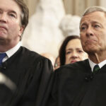 O presidente Donald Trump gesticula para o juiz Chefe da Suprema Corte John Roberts depois de ser jurado como presidente durante a 60ª inauguração presidencial na rotunda do Capitólio dos EUA em Washington, segunda -feira, 20 de janeiro de 2025. (Chip Somodevell/Pool Photo via AP)