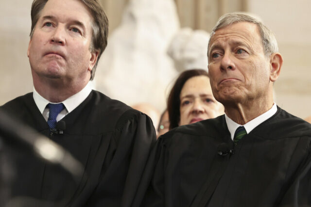 O presidente Donald Trump gesticula para o juiz Chefe da Suprema Corte John Roberts depois de ser jurado como presidente durante a 60ª inauguração presidencial na rotunda do Capitólio dos EUA em Washington, segunda -feira, 20 de janeiro de 2025. (Chip Somodevell/Pool Photo via AP)