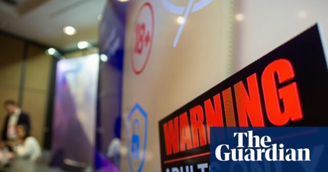 'Estamos bem aqui para ajudar': exatamente como a Ofcom está provocando sites de pornografia a cumprir a Lei de Segurança Online 

