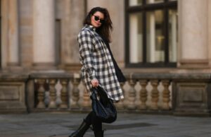 Estamos obcecados com essas 20 camisas de flanela para o outono- a partir de US $ 10 Jennifer Aniston tênis