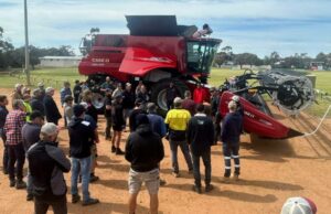 Estava de volta à escola para esses operadores de máquinas antes da colheita Estava de volta à escola para esses operadores de máquinas antes da colheita