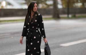 Estes 17 vestidos de outono no estilo parisiense se assemelham a US $ 500-todos abaixo de US $ 60 Segolene Hyppolite wears sunglasses, a blue and white oversized shirt from Tommy Hilfiger, a raffia beige bag from Vanessa Bruno, high waist white denim pants from Vanessa Bruno, Chanel slingback shoes in blue denim with black tips, during a street style fashion photo session, on May 20, 2024 in Paris, France.