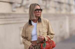 Estes 21 jaquetas cortadas são um desejo abundante no estilo de perda da mamãe- abaixo de $ 45 Nova York, Nova York - 11 de agosto: Jessica Alba vista em Battery Park em 11 de agosto de 2025 na cidade de Nova York. (Foto de Aeon/GC Images)