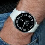 Uma pessoa usando o Samsung Galaxy Watch 8 Classic