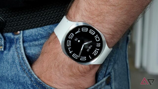 Uma pessoa usando o Samsung Galaxy Watch 8 Classic