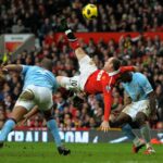 Wayne Rooney celebra a pontuação para o Manchester United no Manchester Derby.