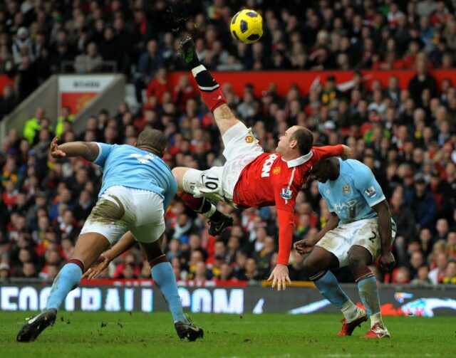 Wayne Rooney celebra a pontuação para o Manchester United no Manchester Derby.