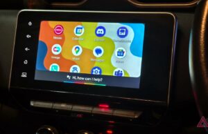 Eu gosto deste método obscuro do carro Android que oferece uma atualização de automóvel online Tela inicial do Android Auto com mapas