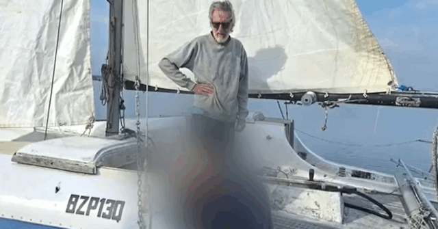 Uma busca está em andamento para dois homens depois que o barco desapareceu da costa de NSW a caminho de Queensland. 