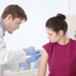 Mark J. Mulligan, MD, sorri para a câmera com os braços cruzados.