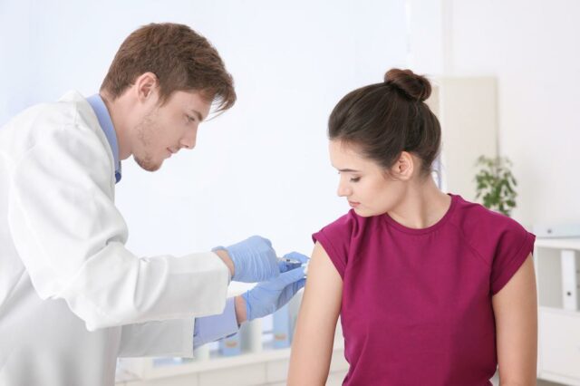 Mark J. Mulligan, MD, sorri para a câmera com os braços cruzados.