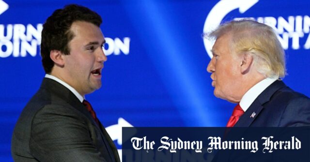 Donald Trump Jr, certo, em um evento com Kirk, à esquerda, em março.