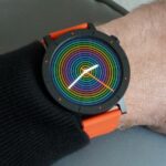 O CMF Watch 3 Pro em uma mesa