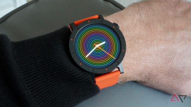 O CMF Watch 3 Pro em uma mesa