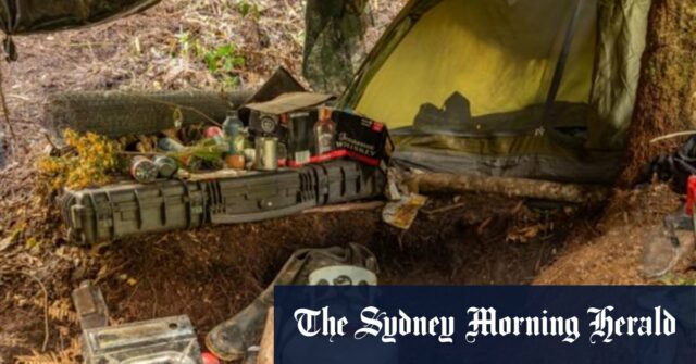 Os filhos de Phillips Jayda, Maverick e Ember, com sua mãe, gato, um mês antes de serem levados pelo pai, Tom Phillips, em 2021.