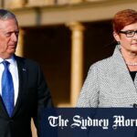 Em seguida, o secretário de Defesa James Mattis com o presidente dos EUA, Donald Trump, durante uma reunião de gabinete na Casa Branca em 2018.