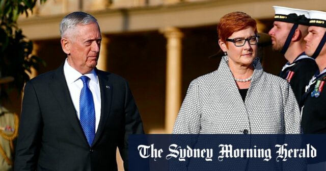 Em seguida, o secretário de Defesa James Mattis com o presidente dos EUA, Donald Trump, durante uma reunião de gabinete na Casa Branca em 2018.