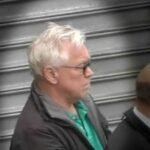 A polícia alegou que Jonathan Poole, 68 anos, usou as mídias sociais para envolver as crianças na transmissão ao vivo de atividades sexualmente explícitas nas Filipinas.