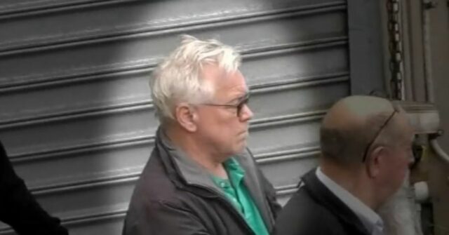 A polícia alegou que Jonathan Poole, 68 anos, usou as mídias sociais para envolver as crianças na transmissão ao vivo de atividades sexualmente explícitas nas Filipinas.