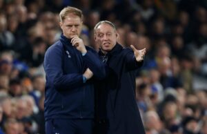 Ex-homem da celebridade dos jovens com os jovens com a assistência de Sir Alex Ferguson é assessora de Steve Cooper em Brondby Sessão de treinamento de Leicester City com Steve Cooper e Alan Tate