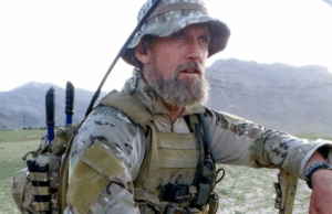 Ex-soldado SAS pede serviço nacional para todos os estudantes australianos Harry Moffitt