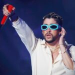 Bad Bunny se apresenta no palco durante a noite um de seus