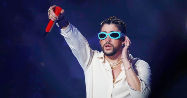 Bad Bunny se apresenta no palco durante a noite um de seus 