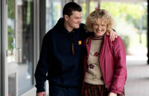 Avaliação ‘I Iouch’: dramatização de transtorno de Tourette de Tourette é uma ótima exibição para a celebridade ‘Rings of Power’ Robert Aramayo Exatamente como 'eu prometo' a celebridade Robert Aramayo e o supervisor Kirk Jones Usage Wit and Heart para lançar uma nova luz no Tourette's