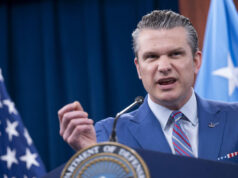 Existe algo Pete Hegseth não considera ‘acordar’? Cartoon de Pedro Molina