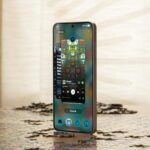 O Samsung Galaxy S25 em um fundo branco