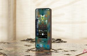 Este telefone é ideal para a maioria das pessoas e agora é ainda mais difícil de ignorar graças à forte queda de preço O Samsung Galaxy S25 em um fundo branco