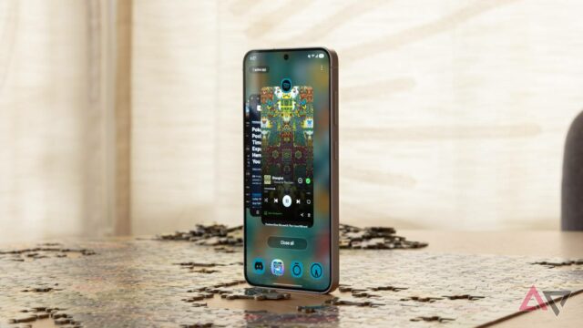 O Samsung Galaxy S25 em um fundo branco