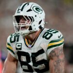 49ers jogador pegando uma bola de futebol.