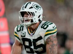 Exploritable Tight End Matchups para Target durante a semana 2 49ers jogador pegando uma bola de futebol.