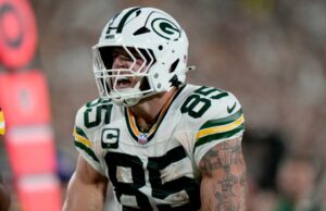 Exploritable Tight End Matchups para Target durante a semana 2 49ers jogador pegando uma bola de futebol.