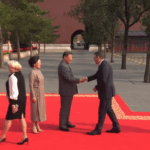 O ex -primeiro -ministro vitoriano Daniel Andrews foi visto apertando as mãos do presidente chinês Xi Jinping antes do grande desfile militar do país.