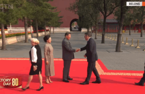 ‘Extraordinário’: Dan Andrews bateu para a participação no desfile da China O ex -primeiro -ministro vitoriano Daniel Andrews foi visto apertando as mãos do presidente chinês Xi Jinping antes do grande desfile militar do país.