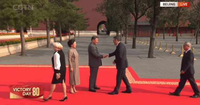 O ex -primeiro -ministro vitoriano Daniel Andrews foi visto apertando as mãos do presidente chinês Xi Jinping antes do grande desfile militar do país.