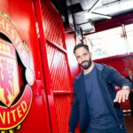 Senne Lammens, do Manchester United, posa com o diretor de futebol Jason Wilcox depois de assinar o clube em Carrington Training Ground em 01 de setembro de 2025