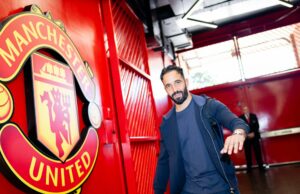 Fabrizio Romano afirma que o cara pensa que eles autorizaram ‘seguindo o ponto grande’ na janela da casa de transferência, ‘na verdade crucial …’ Senne Lammens, do Manchester United, posa com o diretor de futebol Jason Wilcox depois de assinar o clube em Carrington Training Ground em 01 de setembro de 2025