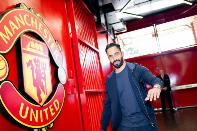 Senne Lammens, do Manchester United, posa com o diretor de futebol Jason Wilcox depois de assinar o clube em Carrington Training Ground em 01 de setembro de 2025