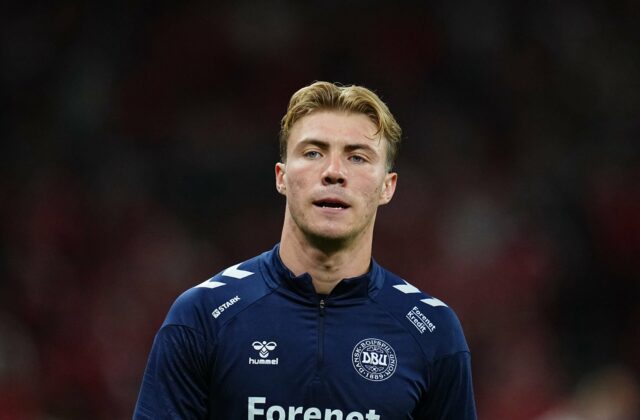 O jogador dinamarquês Rasmus Hojlund posa como um novo jogador do SSC Napoli em 1º de setembro de 2025