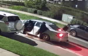 Família se sente forçada a se mover após tiros de grupo mascarado em casa Uma família aterrorizada diz que foi forçada a se mudar depois que um grupo mascarado disparou tiros em sua casa no sudoeste de Melbourne.