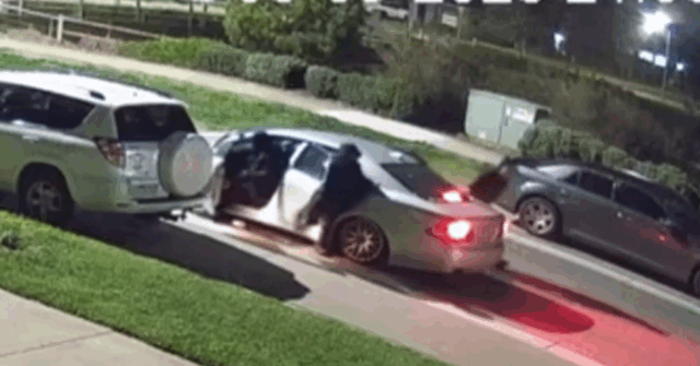Uma família aterrorizada diz que foi forçada a se mudar depois que um grupo mascarado disparou tiros em sua casa no sudoeste de Melbourne.